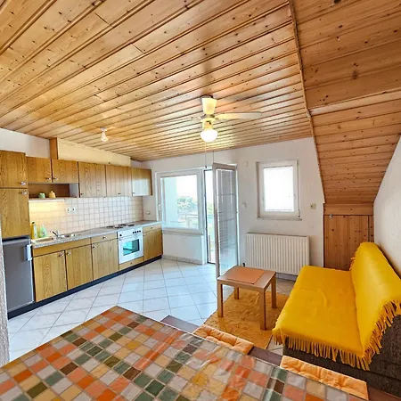 Anita 4 - 150m From The شقة