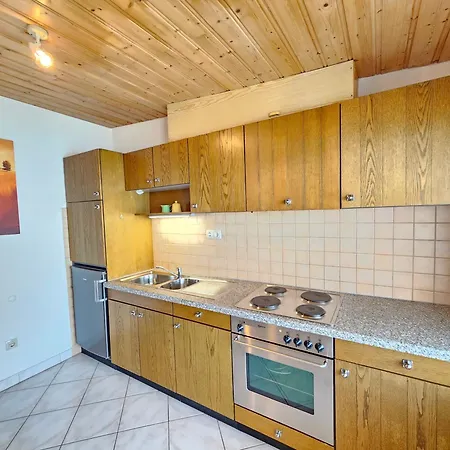 Anita 4 - 150m From The شقة